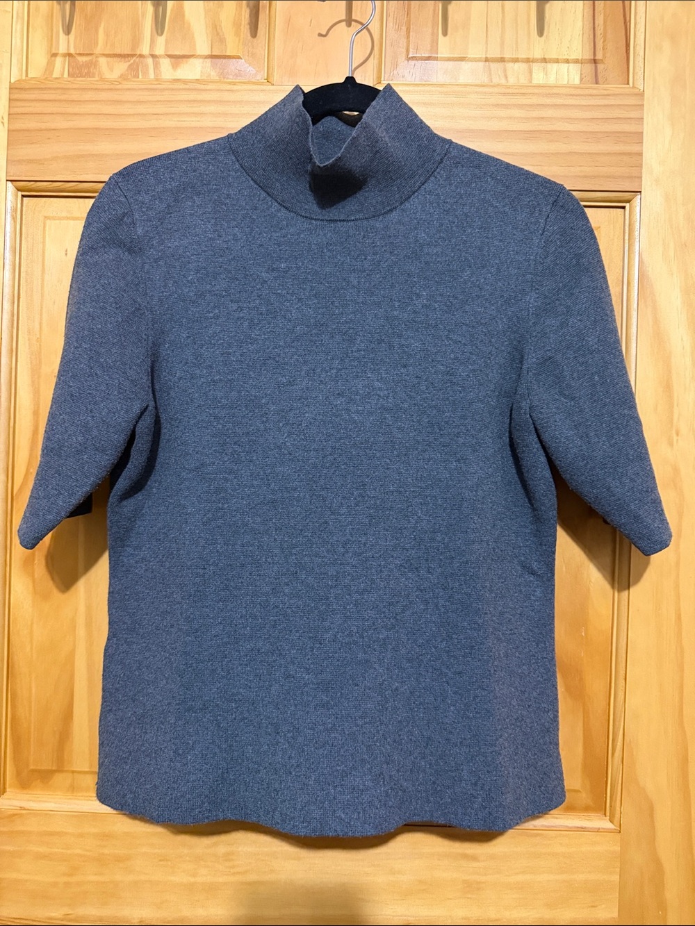 Ann Taylor Women's Short-Sleeve Mock Neck Gray Mid Weight Sweater, Large.